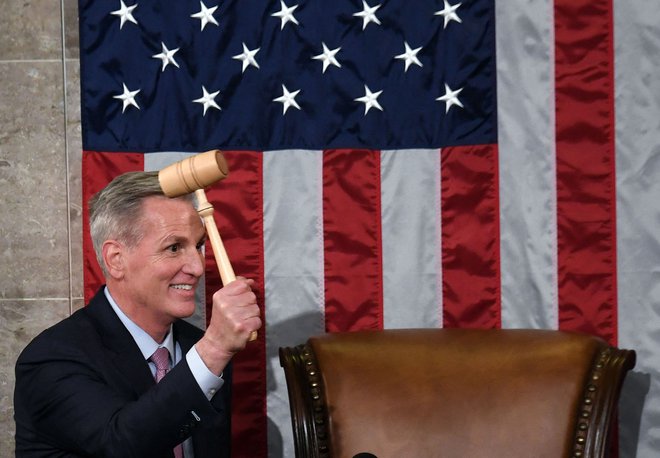 Republikanec Kevin McCarthy je moral za prevzem predstavniškega doma prestati petnajst krogov glasovanja. Foto Olivier Douliery/Afp
