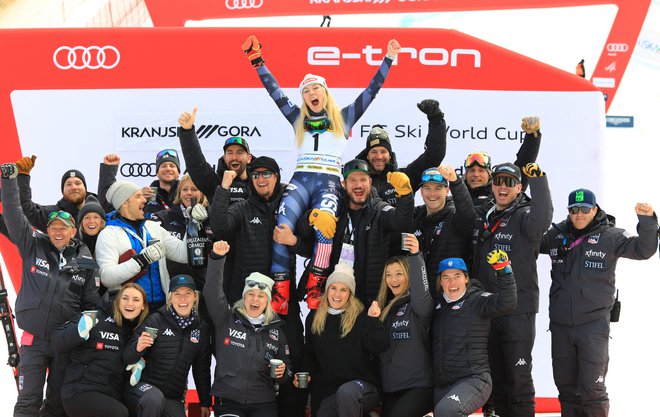 Mikaela Shiffrin slavi z ameriško reprezentanco po zmagi v Kranjski Gori. FOTO: Reuters
