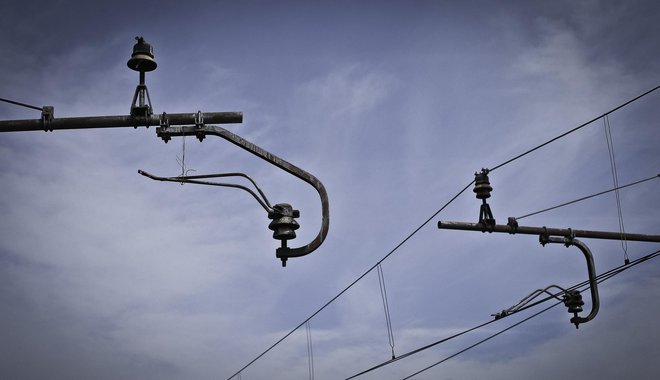 V Elektru Maribor so zvečer pojasnili, da okvare, ki jih ni bilo malo, aktivno odpravljajo, predvidoma še danes naj bi jim uspelo vzpostaviti preskrbo z električno energijo za vse prizadete odjemalce. FOTO: Jože Suhadolnik/Delo
