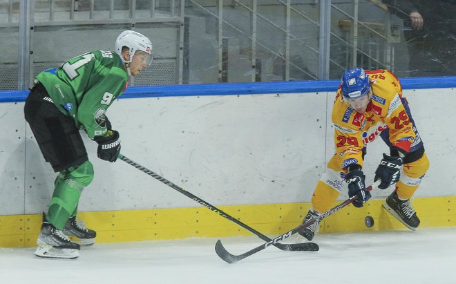 Prizor z decembrskega dvoboja lige ICEHL med SŽ Olimpijo in Asiagom v Tivoliju. FOTO: Jože Suhadolnik/Delo
