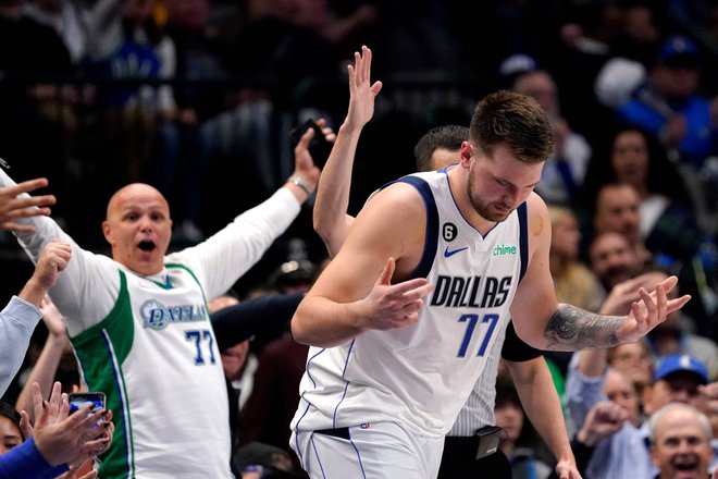 Luka Dončić med&nbsp;dvobojem z New Orleans Pelicans v domači dvorani American Airlines Center. FOTO: Sam Hodde/AFP
