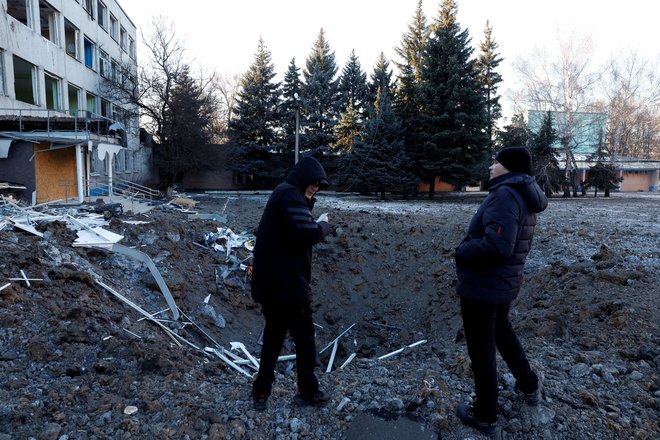 Kraj ruskega napada Kramatorsku, kjer naj bi po trditvah Moskve umrlo 600 ukrajinskih vojakov. Foto: Clodagh Kilcoyne/Reuters
