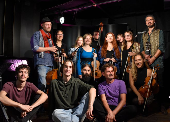 Janez Križaj z ekipo ter Wild Strings Triom in Godalkanje Fiddle Gangom na poskusnem koncertu v novem Salonu za Eno glasbo. FOTO: Simona Kralj
