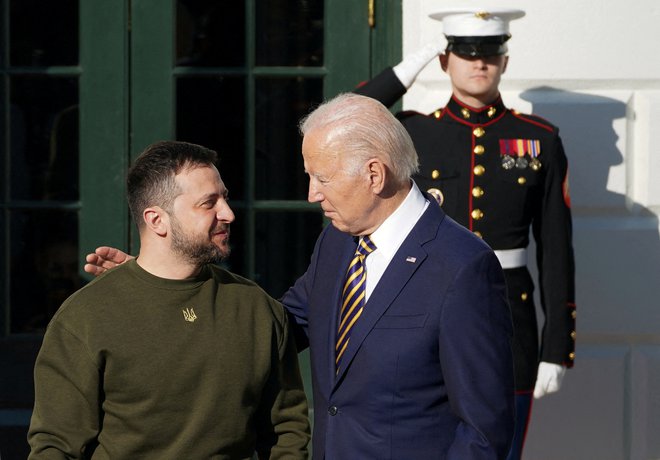 Volodimir Zelenski in ameriški predsednik Joe Biden. Foto Kevin Lamarque/Reuters
