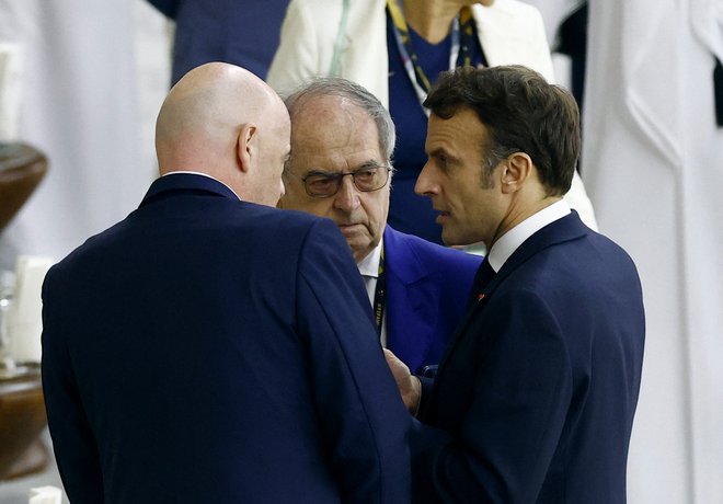 Predsednik Fife Gianni Infantino, predsednik francoske zveze Noel Le Graet in francoski predsednik Emmanuel Macron v Katarju. FOTO: Peter Cziborra/Reuters
