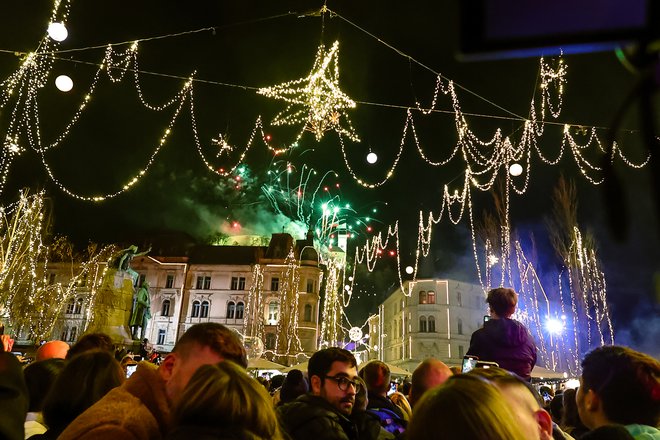 Ojačevalce so tudi na otroškem silvestrovanju navili do konca, čeprav otroci dobro slišijo. FOTO ČRT PIKSI
