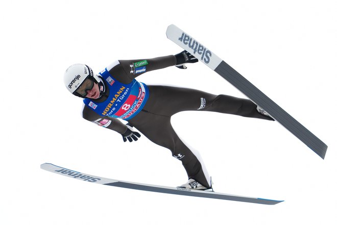 Peter Prevc se bo po uspešnem nastopu v Bischofshofnu pomirjen in samozavesten odpeljal proti Zakopanam. FOTO: Georg Hochmuth/AFP
