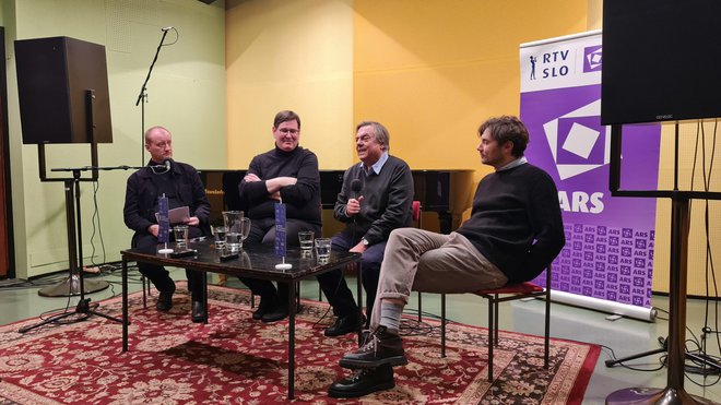 Od leve proti desni: Alen Jelen, urednik Uredništva igranega programa, Klemen Markovčič, režiser, Drago Jančar, avtor romana To noč sem jo videl, Branko Jordan, dramski igralec. FOTO:&nbsp;Darja Slokan/RTV&nbsp;Slovenija
