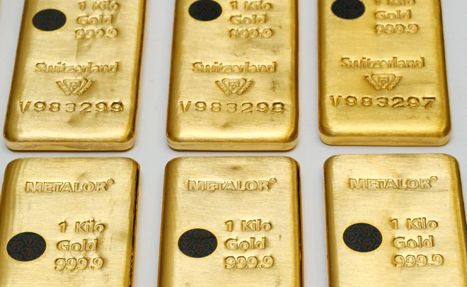 Cena za unčo zlata je včeraj dosegla skoraj 1880 dolarjev, najvišjo vrednost v zadnjih osmih mesecih. FOTO: Denis Balibouse/Reuters
