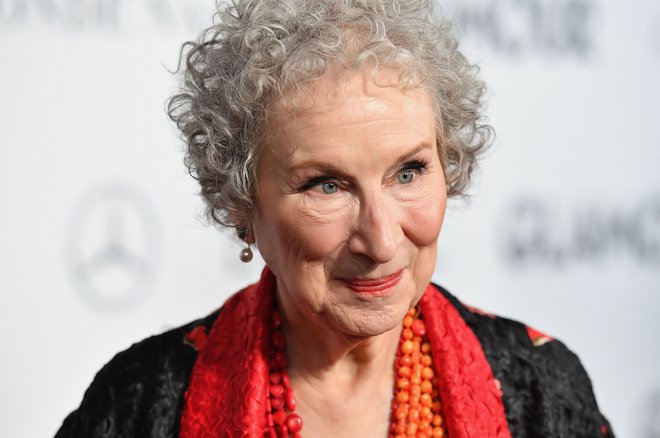 Agent ene od najbolj znanih kanadskih pisateljic, pesnic in literarnih kritičark ter Bookerjeve nagrajenke Margaret Atwood je že leta 2019 javno opozoril, da je bil rokopis za knjigo Testamenti &ndash; nadaljevanje njene največje uspešnice Deklina zgodba &ndash; tarča napadov nepridiprava, ki se je hotel dokopati do knjige nezakonito. FOTO:&nbsp; AFP
