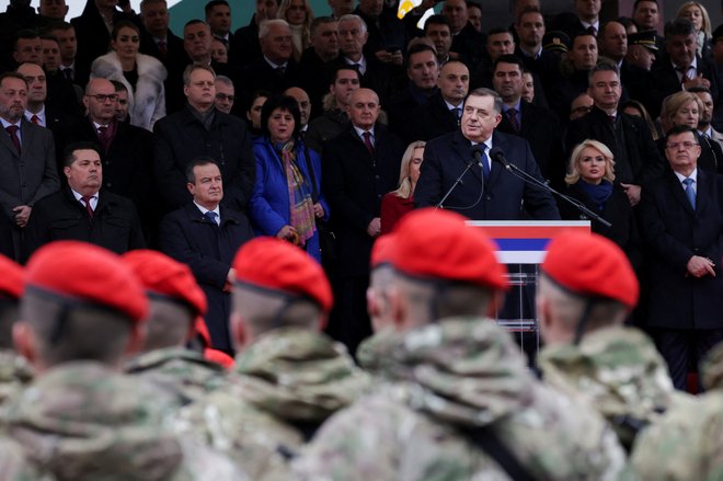 Predsedniku Republike Srbske Miloradu Dodiku ni bilo mar, kaj si o njegovi paradi v vzhodnem Sarajevu misli ustavno sodišče Bosne in Hercegovine. Foto Dado Ruvic/Reuters
