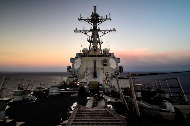 Novi poleti okoli otoka so odgovor na četrtkovo plovbo ameriškega rušilca USS Chung-Hoon z vodenimi raketami skozi Tajvansko ožino. FOTO:&nbsp;Devin M. Langer/AFP
