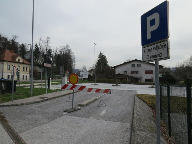 Parkirišče P+R, zgrajeno tudi z evropskim denarjem, je že več let zaprto. FOTO:&nbsp;Bojan Rajšek/Delo
