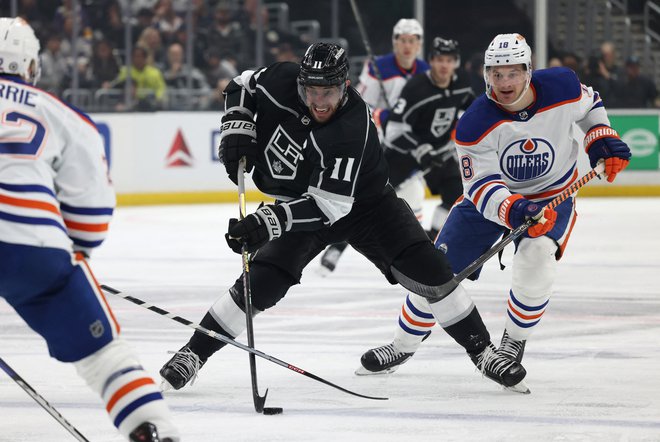 Anže Kopitar (11) in Zach Hyman (18). FOTO:&nbsp;Jason Parkhurst/USA Today Sports
