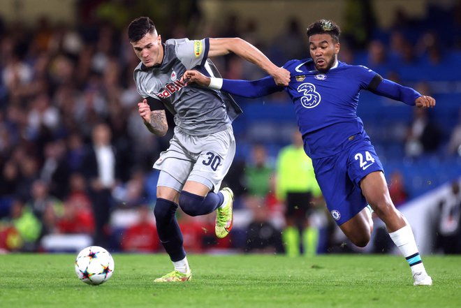 Benjamin Šeško, lovi ga Reece James, se je otoškim ljubiteljem nogometa predstavil&nbsp;na lanskih tekmah skupinskega dela lige prvakov s Chelseajem. FOTO: Paul Childs/Reuters
