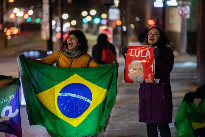 Več deset tisoč ljudi v Braziliji se je udeležilo shodov v podporo demokracije. FOTO: Joseph Prezioso/AFP

