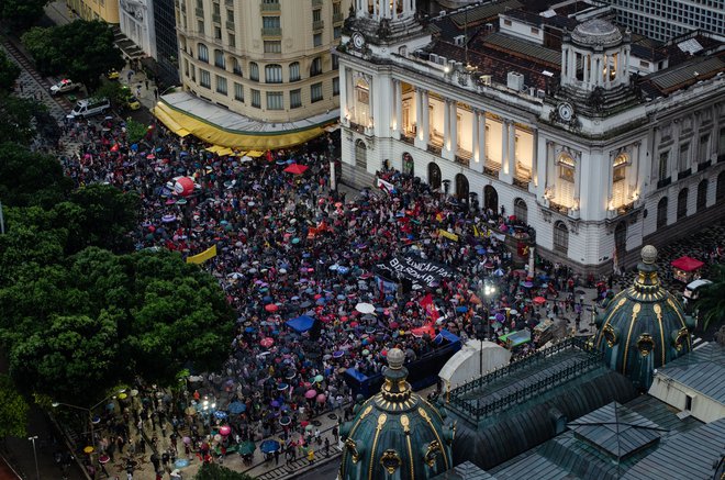 Jezni privrženci Bolsonara, ki ne priznavajo izida lanskih predsedniških volitev, so v nedeljo napadli več uradnih poslopij v prestolnici, med njimi kongres, vrhovno sodišče in sedež vlade. FOTO: Tercio Teixeira/AFP
