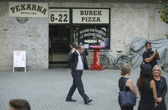 Ljubljanski policisti so na laž postavili poslanca Branka Grimsa in njegove navedbe o tem, da ga je neznani moški silovito potisnil po stopnicah. FOTO: Jože Suhadolnik/Delo
