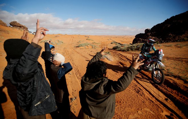 Toni Mulec (Rally Raid Husqvarna Racing) med 4. etapo letošnjega relija.&nbsp;FOTO: Hamad I Mohammed/Reuters
