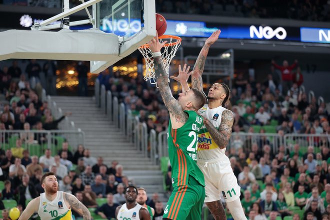 Alen Omić se bo še enkrat spopadel z Zachom Augustom (desno), levo Onuralp Bitim. FOTO: Cedevita Olimpija
