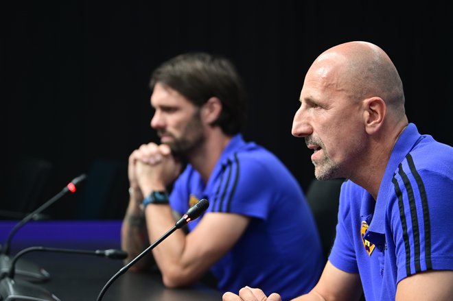 Marko Šuler (levo) in trener članskega moštva NK Maribor Damir Krznar. FOTO: Marko Pigac/MP Produkcija
