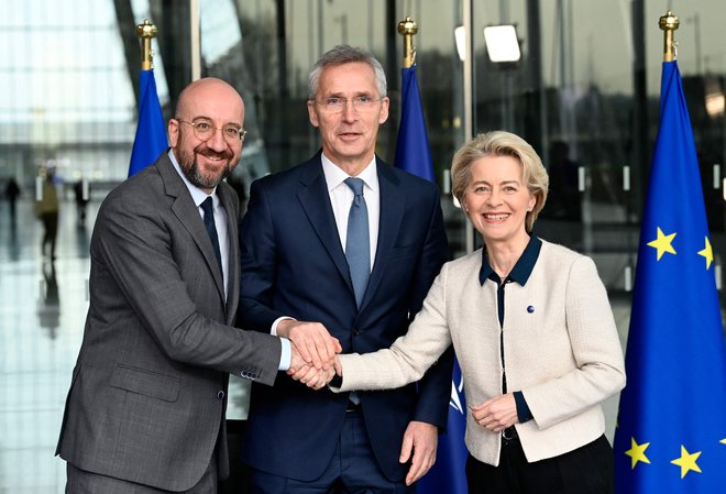 Generalni sekretar Nata Jens Stoltenberg (na sredini), predsednik evropskega sveta Charles Michel in predsednica evropske komisije Ursula von der Leyen po podpisu deklaracije o sodelovanju EU z Natom. FOTO: John Thys/AFP
