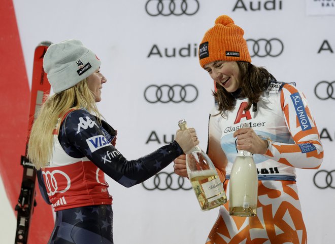 Mikaela Shiffrin (levo) je morala tokrat čestitati Petri Vlhovi. FOTO: Leonhard Foeger/Reuters
