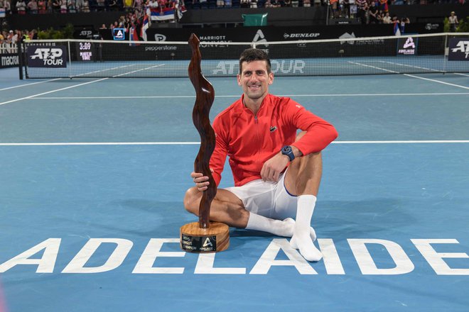 Srbski teniški zvezdnik Novak Đoković je v finalu turnirja ATP v Adelajdi v nedeljo premagal Američana Sebastiana Kordo. FOTO: Brenton Edwards/AFP
