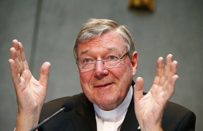 George Pell je kot glavni nadzornik financ Vatikana leta 2014 odkril več sto milijonov evrov, ki uradno niso bili zavedeni, tri leta pozneje pa so ga obtožili spolne zlorabe dveh 13-letnikov. FOTO: Reuters
