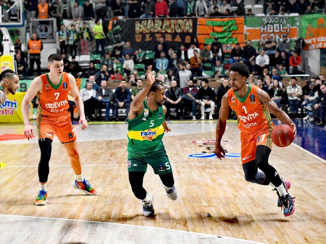 Yogi Ferrell (z žogo) je dosegel 23 točk, a to ni bilo dovolj za presenečenje v Turčiji. FOTO: Cedevita Olimpija
