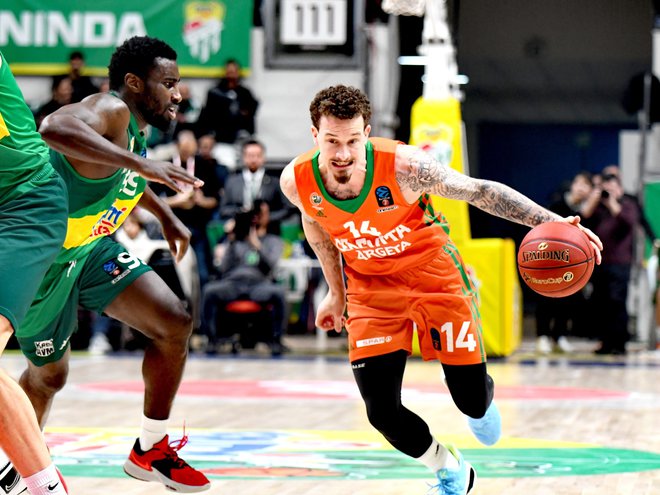 Za Ljubljančane je največ točk, 23, dosegel Yogi Ferrell, 20 jih je dodal Josh Adams (na fotografiji). FOTO: KK Cedevita Olimpija/Igor Jagić
