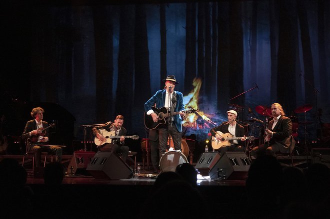 Vlado Kreslin in&nbsp;Teo Collori &amp; Momento Cigano na odru Cankarjevega doma. FOTO:&nbsp;Mimi Inhof
