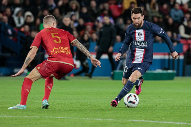 Lionel Messi je v eni od akcij takole preigraval Miho Blažiča. FOTO:&nbsp;Geoffroy Van Der Hasselt/AFP
