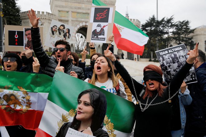 Po pogrebu Džine Amini, ki jo je septembra lani brutalno umorila t. i. iranska moralna policija, so v Iranu izbruhnili protesti, režim pa je usmrtil najmanj 506 ljudi. Na fotografijah prizora z decembrskih demonstracij v Istanbulu. Foto Ying Tang/Reuters
