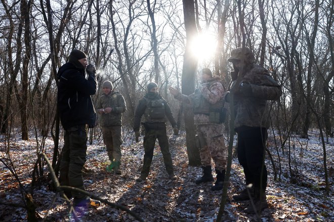 Zelenski je dejal, da se boji nadaljujejo in da delajo vse, da bi okrepili ukrajinsko obrambo. FOTO: Clodagh Kilcoyne/Reuters
