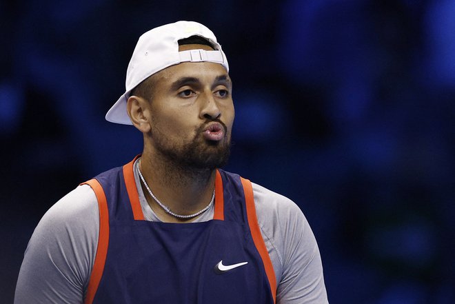 Nick Kyrgios med novembrskim nastopom v Torinu. Nedavno je sicer odkrito priznal, da bi se v primeru zmage na katerem od velikih slamov nemudoma upokojil, novih izzivov pa mu očitno ne bo primanjkovalo. FOTO: Guglielmo Mangiapane/Reuters
