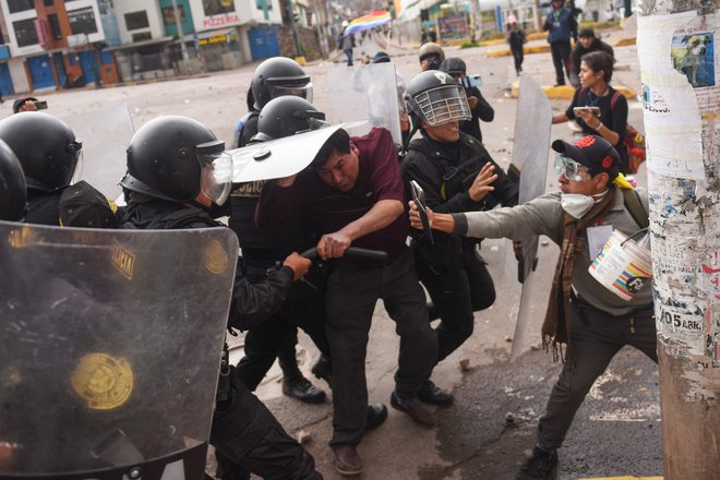 Protestniki so se med demonstracijami v perujskem mestu Cusco spopadli s pripadniki perujske policije. Perujsko tožilstvo je začelo preiskavo proti predsedniku Dinu Boluarteju in drugim zaradi njihove vloge pri zatiranju protivladnih protestov, na katerih je bilo od decembra ubitih najmanj 40 ljudi. Foto: Ivan Flores/Afp

