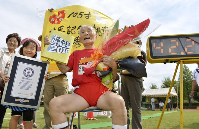Da stoinvečletniki živijo kakovostno življenje, smo lahko že velikokrat prebrali v medijih, tudi ko so že pred leti poročali o 105-letnem Japoncu Hidekičiju Mijazakiju, ki se je vpisal v knjigo rekordov v kategoriji 105+ v atletiki. Rekord zdaj pripada Američanki Julii Hawkins. Foto Kyodo Reuters/Pictures
