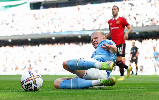 Erling Haaland (na fotografiji) je v prvem derbiju sezone na domači zelenici zadel kar trikrat, tako kot Cityjev vezist Phil Foden. FOTO: Carl Recine/Reuters
