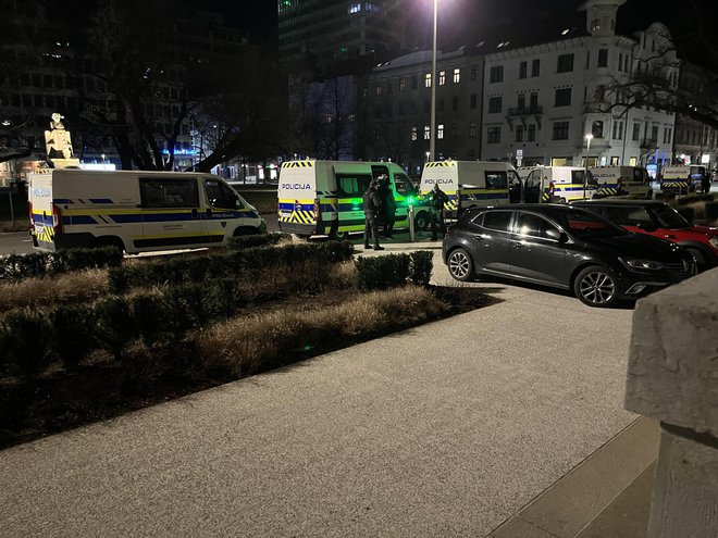 Privedba osumljencev na ljubljansko sodišče. FOTO: Slovenske Novice