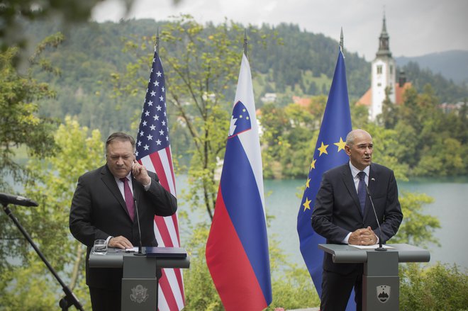 Aktualna vlada je prva levosredinska, ki odnose z ZDA gradi na temeljih, ki jih je pred tem postavila desna vlada Janeza Janše. Na fotografiji ob Miku Pompeu. FOTO: Jure Eržen/Delo
