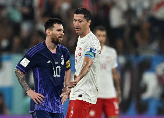 Lani je lovoriko osvojil Robert Lewandowski (desno), letos je favorit Lionel Messi. FOTO: Dylan Martinez/Reuters
