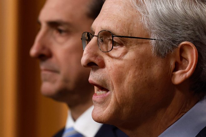 Pravosodni minister Merrick Garland se je odločil za ukrepanje. Na fotografiji z illinoiškim tožilcem Johnom Lauschem, ki je doslej pregledoval Bidnove dokumente. FOTO: Chip Somodevilla Getty Images via AFP
