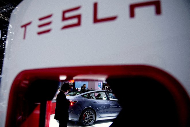 Tesla je lani prodal 1,31 milijona avtomobilov, precej več kot leta&nbsp; 2021, a finančnih trgov to ni navdušilo.FOTO: Mike Blake/Reuters
