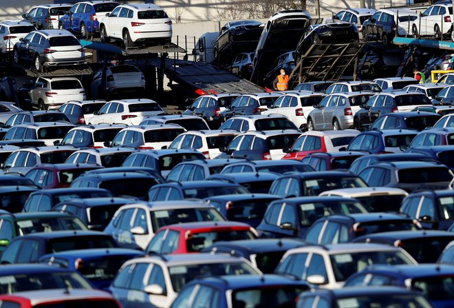 Slovenski avtomobilski trg še vedno obvladuje klasični pogon, predvsem bencinski. FOTO: Reuters

