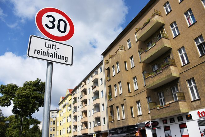 Vse več evropskih mest širi omejitev najvišje dovoljene hitrosti na 30 km/h, ponekod bo to kar splošna omejitev. Se bo to kdaj zgodilo tudi pri nas? FOTO: Shutterstock
