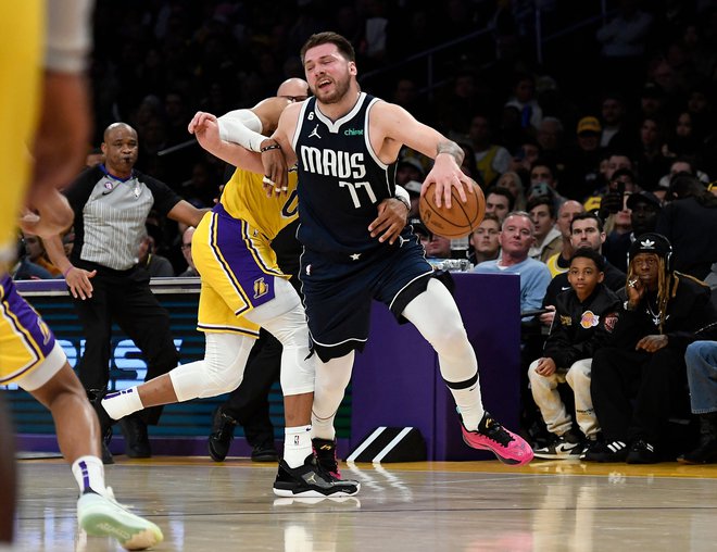 Luka Dončić je igral kar 53 minut in na koncu komaj zdržal na nogah trd dvoboj , ki ga je zaznamoval z novim sanjskim dosežkom, 56. trojnim dvojčkom v karieri lige NBA. FOTO: Kevork Djansezian/AFP
