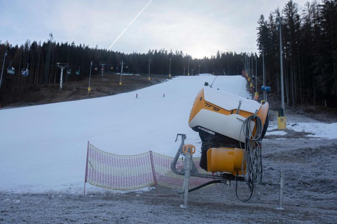 Pogled na prelaz Semmering v letovišču Zauberberg 8. januarja 2023, ko so v Avstriji in okolici še tožili nad pomanjkanjem snega.&nbsp;FOTO: Alex Halada/AFO
