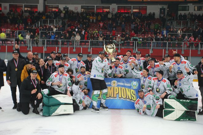 Olimpijini hokejisti&nbsp;se veselijo že 26. naslova državnih prvakov, 18. v samostojni Sloveniji.&nbsp;FOTO:&nbsp;Jože Suhadolnik/Delo
