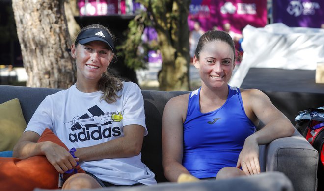 Kaja Juvan in Tamara Zidanšek se veselita prvega turnirja za grand slam v tej sezoni. FOTO:&nbsp;Matej Družnik/Delo
